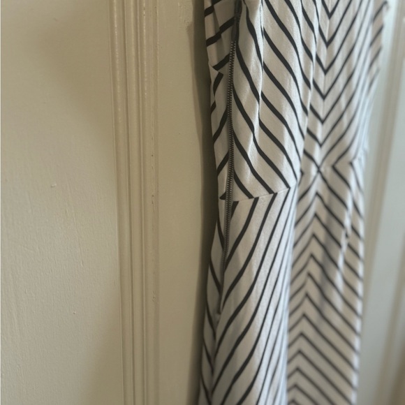 Banana Republic Black and White Striped Dress - Size 6 - Picture 6 of 7